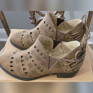 Women's JBU Ankle Bootie/NEW